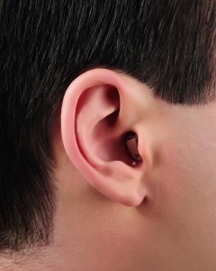 Aparelho auditivo micro-canal